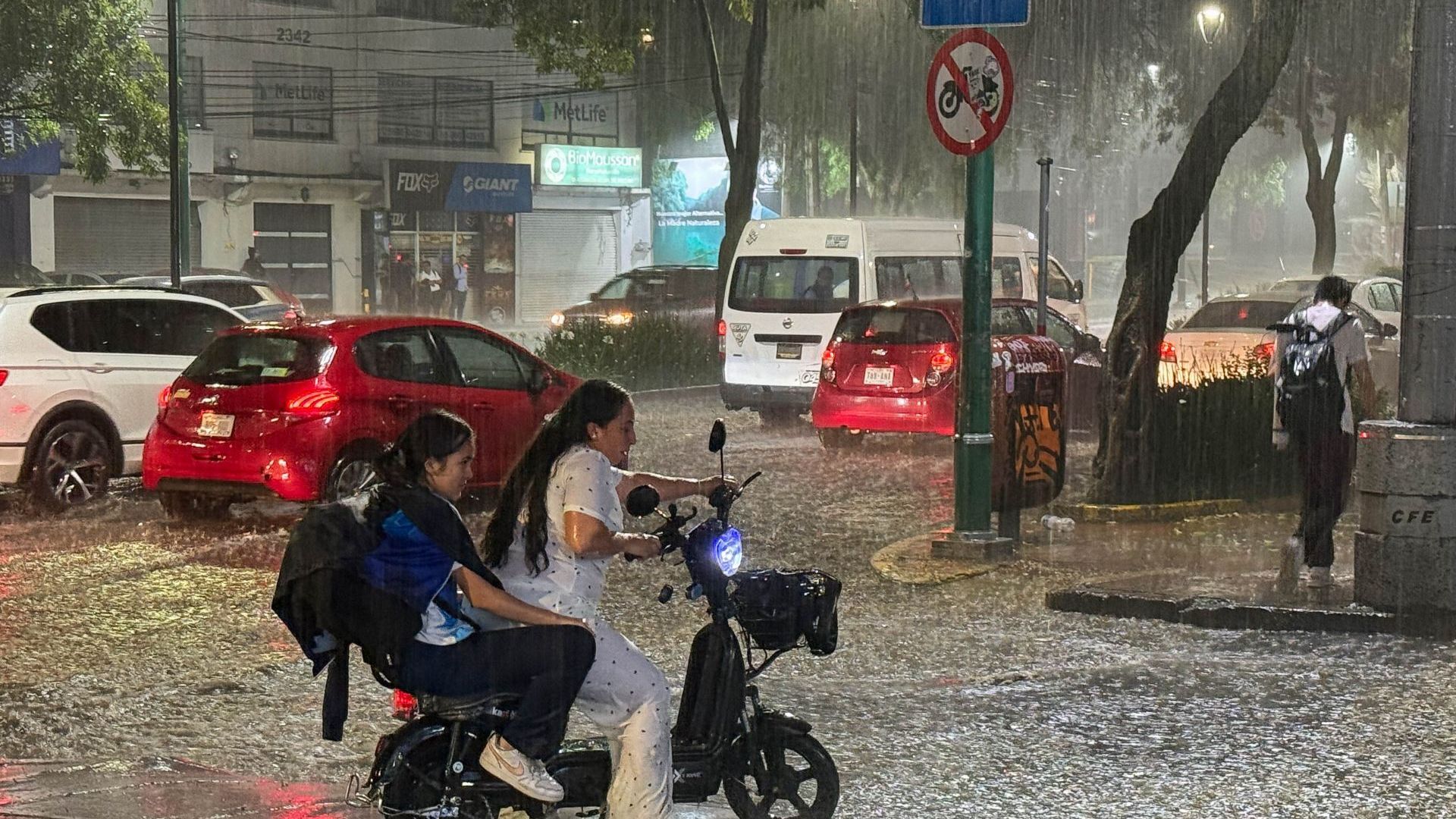 Fuertes lluvias registradas durante la noche de este lunes. Foto: Cuartoscuro